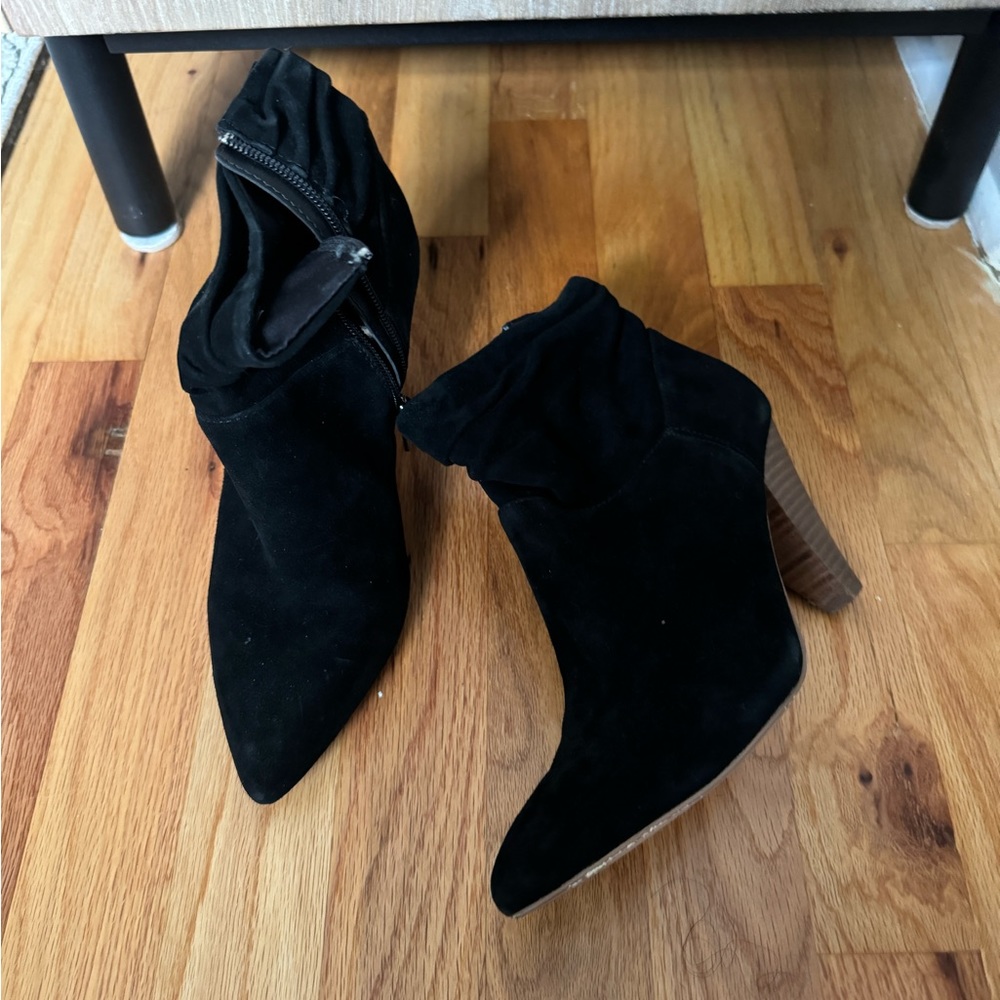 Bleecker & Bond size 6 ankle black booties